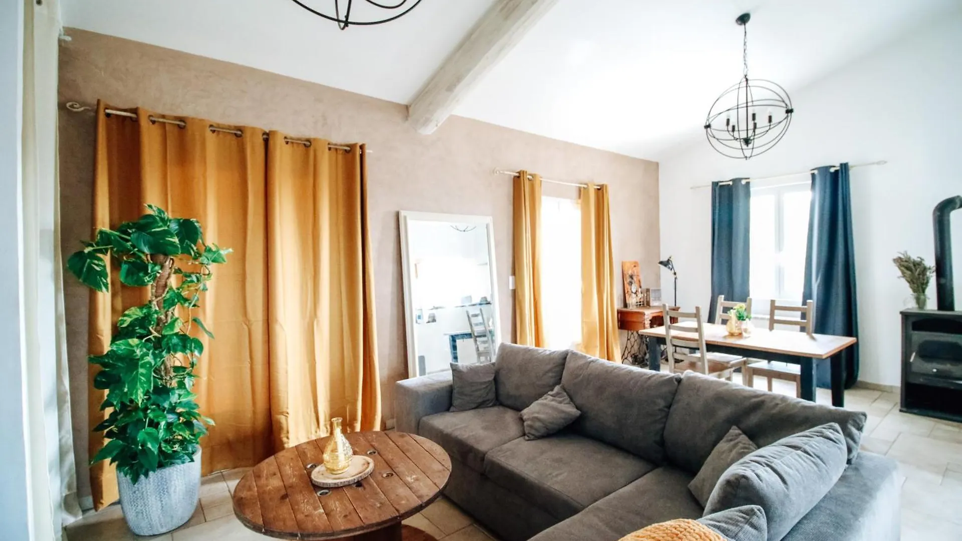 Villa Avec Piscine Privee. Dauphin Holiday home