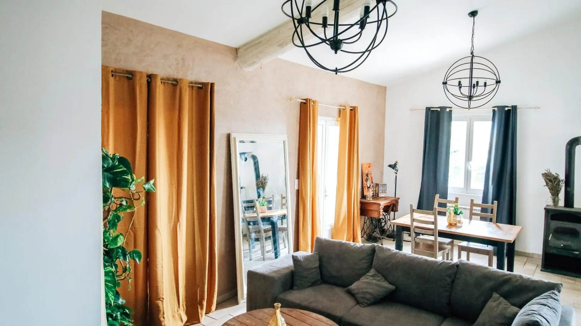 Villa Avec Piscine Privee. Dauphin Holiday home